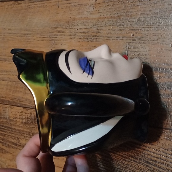 Villain Queen Ceramic Mug - Black and Gold - Picture 3 of 9